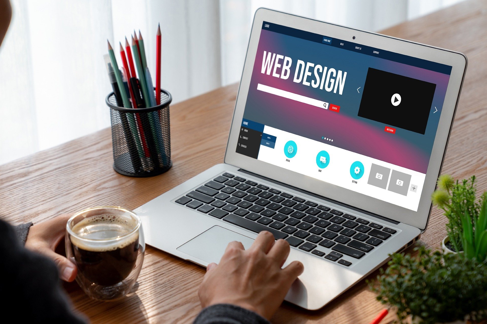 landing page pod konwersję projektowany na laptopie