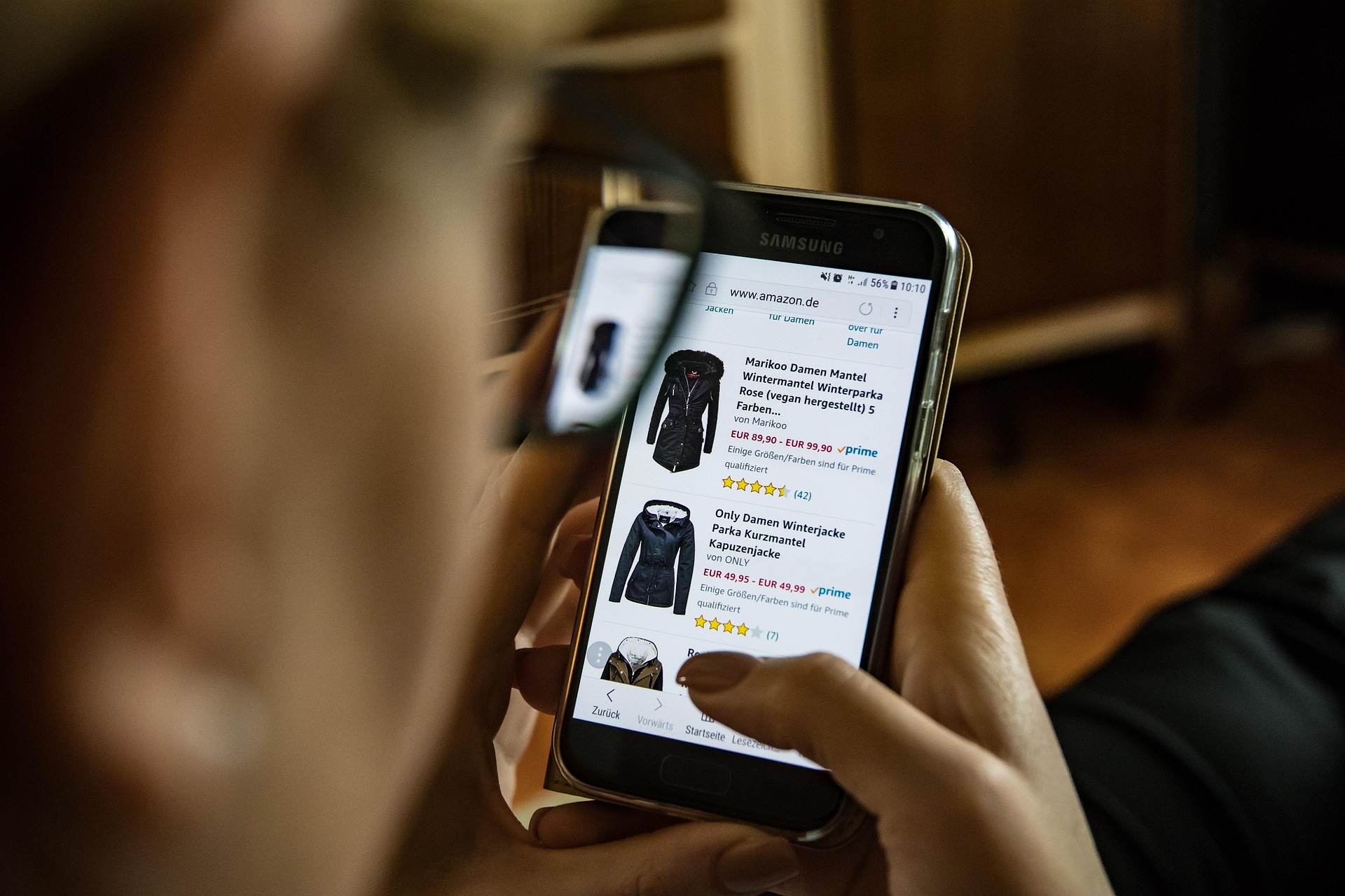 sklep internetowy e-commerce przeglądany na smartfonie